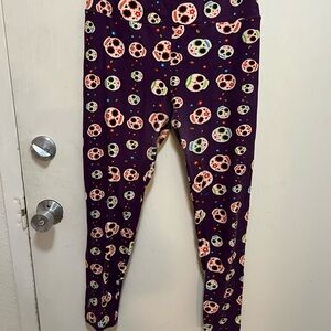 Lularoe Purple Skull Print Leggings
